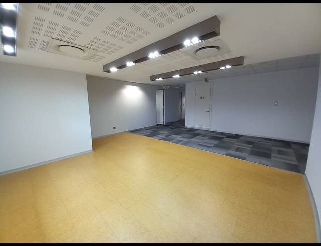 1,090M² OFFICE TO LET IN BRYANSTON